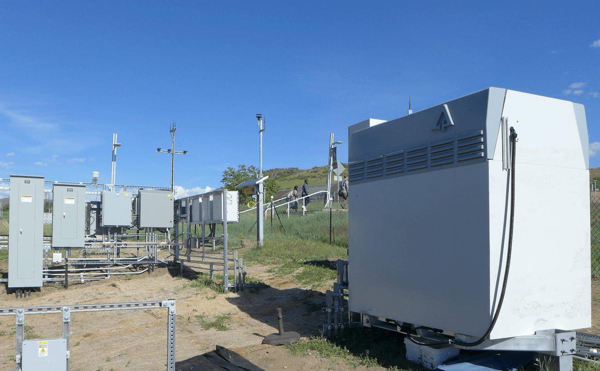 Advantages of Flow Batteries Over Lithium-Ion in Grid-Scale Applications